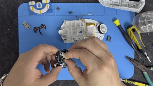 更换蝰蛇V3PRO滚轮编码器，承接鼠标维修，批量网吧维护翻新都可以做。