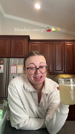 Sippin’ Bloom, yellin’ this my shit 🎤💚❤️ #bloomnutrition #monday @Bloom Nutrition