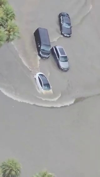 Tesla Model 3 drives through floodwaters in Dubai.“A Tesla works as a boat for short periods of time, as an electric car has no intake or exhaust to block & battery, motor, electronics are water-sealed. Submarines are just underwater EVs.”— Elon Musk