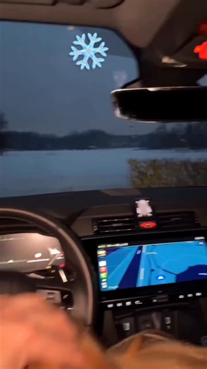 Drip Authority on Instagram: "#天空之王，一部笔下生花的佳作！《天空之王》将于9月3日重新上映。我还记得第一次看这部电影时，许多激动人心的场景都让我屏住了呼吸。当时我就迫不及待地想去电影院观看！影片聚焦于一群鲜少出现在聚光灯下的空军试飞员，揭示了新型战斗机在正式起飞前的诞生过程。试飞员们必须反复探索飞机的安全极限，以获取精准的数据，积极挑战高风险，与死神搏斗，用血肉之躯对抗冰冷的机械极限。此外，影片中还出现了-20、-16、-10C等多款中国战机。战斗机穿梭于天际，掠过云层，各种飞行特技一气呵成——视觉与听觉的双重享受，真是令人叹为观止。 《长空之王》迫不及待地想再次与“脸王”胡軍见面，见证这位“平凡”飞行员的“非凡”故事。#长空之王 #王一博 #胡軍 #于适 我们喜欢追星。"