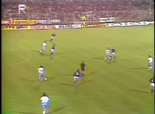 📅 3 de octubre de 1990 📍 Estadio: Megyeri Út (Budapest, Hungría) 🏆 Copa de Campeones 90/91 16avos de final (vuelta) Újpest (Hungría) 0 – 2 Napoli Diego visita Budapest en el primer gol duerme una pelota hermosa que venía desde el cielo para iniciar la jugada. La revancha ante Újpest Dózsa con triunfo y pasaje a Octavos de la Copa. #Maradona #PelusaDeLaNadaALaGloria #Argentina #DiegoEterno #Marado #ElDiego #Maradona10 #CampeonDelMundo | Pelusa - De la nada a la gloria
