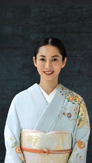 美しいキモノ | 【「美しいキモノ冬号」より伊東美咲さんメッセージ】 皆様ごきげんよう！ 雑誌「美しいキモノ冬号」にご登場くださっている伊東美咲さん（@misaki_ito_official）よりクリスマスメッセージをいただきました！... | Instagram