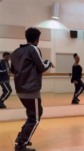 12 reactions | The BEST Thriller tutorial 履‍♂️喝 … we’ll bet your life on it. Get all the details counts and choreography that MJ had in the original video. Once you’ve got it .. it’ll never leave your bones!! (Insert evil laugh ) #linkinbio #thriller #halloweencontest #danceforlife #michaeljackson | Old School Skinny | Facebook