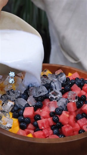 The chirping of cicadas pairs perfectly with refreshing sago, and the coolness cuts through the summer heat. In the heart of the summer, why not enjoy a bowl of traditional Vietnamese sago pudding | Spring Villager