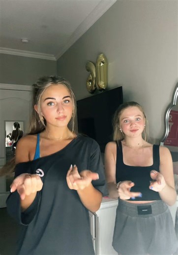 back again👯‍♀️ @ellie