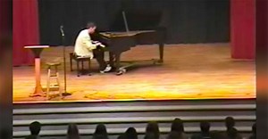 Pianist Starts Playing “Chopsticks” And Then Really Kicks It Up A Notch