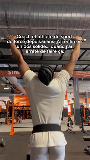 Trésor | Coach sportif / Nutritionniste & Athlète on Instagram: "J’ai longtemps cru que pour avoir un dos solide, il suffisait de faire quelques exercices comme le rowing, le tirage vertical ou des échauffements à l’élastique. Et en réalité, j’ai commencé à vraiment progresser quand j’ai changé ma façon de raisonner 👇 1️⃣ J’ai travaillé mon dos dans différents plans de mouvement et amplitudes : rotations, flexions, élévations, inclinaisons, au sol et debout. 2️⃣ J’ai arrêté de traiter mon dos c