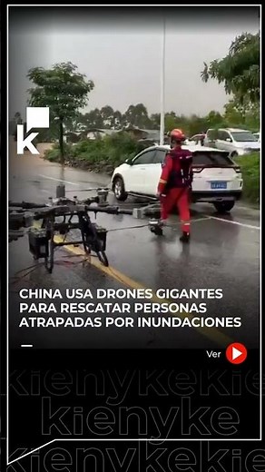 Bomberos en China usan drones gigantes para rescatar a personas aisladas por las inundaciones