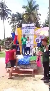 MOBILE GRADUATION IN SURIGAO 👏 WATCH: To make their students be able to celebrate their graduation day despite the pandemic, teachers of an elementary school in Hinatuan, Surigao del Sur conducted a 'mobile graduation caravan'. Raniel Iyana of Maligaya, a teacher from Maligaya Elementary School, said he and his co-teachers suggested the idea to conduct mobile graduation rather than virtual graduation, for it is more convenient for their students who don't have internet access. "Ang gusto po tal