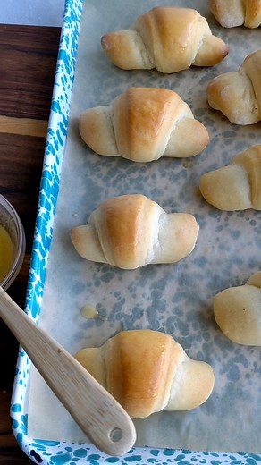 Click here for the full recipe: https://www.blessthismessplease.com/overnight-dinner-rolls/ | Bless This Mess