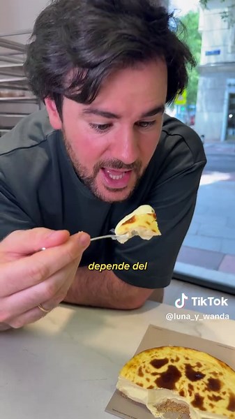 Si los bordes de tu tarta de queso quedan así, te has pasado de cocción 👨‍🍳 Esta ha estado 30 minutos ⏱️ en el horno y está pasadísima, fijaos: tan cuajada que la puedo cortar y hasta apilar. Está más dura que cremosa. Y ésta, en cambio, la sacamos a los 15 minutos, en su punto. Si buscas la mejor tarta de queso de 📍 Madrid, tenemos cuatro tiendas y 3 formatos: lunitas, porciones y tartas enteras. Puedes reservar por 📲 nuestra web y la pasas a buscar sin complicaciones #tartadequeso #cheesec