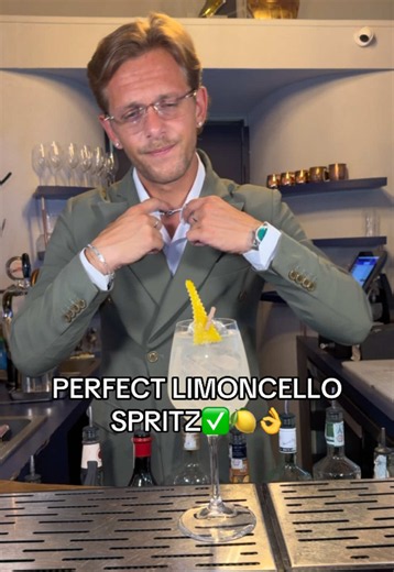 PERCECT LIMONCELLO SPRITZ🍋✅👌 Metodo: bulid in order; Ricetta: 9 cl prosecco, 5 cl limoncello, top di soda! Servire in un calice colmo di ghiaccio con buccia e oli essenziali del limone 👌🍋 Alla vostra 🥂 #limoncello #spritz #roccodeangelisbartender #cocktail #bartender