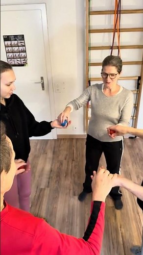 Un jeu de balles pour entraîner la coordination 🧠🎾 Amusez-vous! #coordination #groupe #gym #mdsgym
