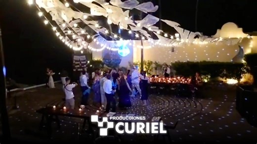 ✨🌴 Noche mágica en Casa Karma, Puerto Vallarta 🌴✨ 🎥 En Curiel Producciones transformamos cada espacio en una experiencia inolvidable. Para este increíble evento montamos: ✨ Guirnaldas que iluminaron el lugar con un toque cálido y encantador. 🪩 Bola disco que llenó la pista de destellos y movimiento toda la noche. 🎶 Entre luces, música y un ambiente espectacular, logramos crear una atmósfera perfecta para celebrar bajo el cielo de Vallarta. 💫 Curiel Producciones, la mejor opción para hacer 