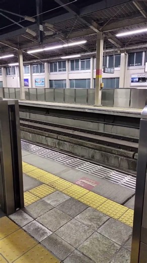 【#鉄道】閉まるタイミングが明らかにおかしい上田駅のホームドア