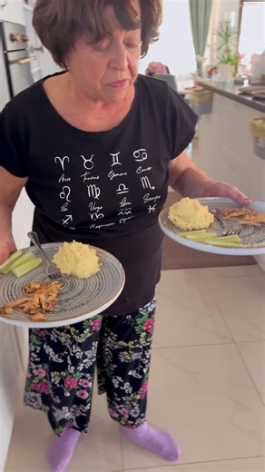 2.3M views · 29K reactions | Piure de cartofi si carnita la cuptor,gatite de Buni cu multa dragoste….Ce poate fi mai bun? Ce as vrea si eu sa mai am bunici…✌珞 | Tavi Clonda | Facebook