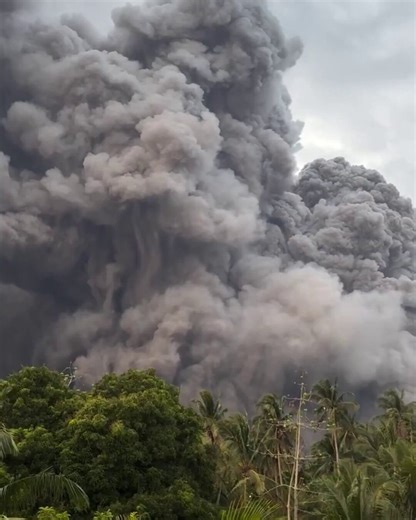 🌋Dramatic Pyroclastic Flow from Mayon #Volcano in the #Philippines! A powerful event unfolded today, May 2, 2026, as Mayon Volcano in Albay province erupted with a fast-moving pyroclastic density current (known locally as "uson") racing down the southwestern slopes around 5:38 PM. Lava dome collapse triggered the flow, sending ash plumes billowing into the sky and causing heavy ashfall in nearby areas like Guinobatan and Camalig.