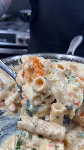 New Series!! Make It Happen, But Make It Healthy! Checkout this High Protein Cajun Shrimp Alfredo I’ll be remixing all of my most popular recipes and making them significantly healthier… higher in protein and macro friendly. Let me know what you want to see next! Ingredients (4 servings) Pasta • 12 oz protein rigatoni Shrimp • 1½ lb raw shrimp, peeled & deveined • 1 tsp olive oil • Cajun seasoning and AP Veggies • 1 red bell pepper, thin sliced • 1 yellow onion, thin sliced • 3–4 cups fresh spin