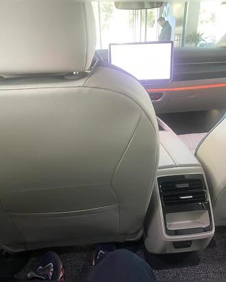 #身临7境乐在7中 #步步到位才是真到位 在试驾ID.7VIZZION过程中，ID.7 VIZZION的表现令我惊叹不已。首先是它强大的动力系统，纯电动驱动带来了平顺而强劲的加速感，让我非常满意。同时ID.7VIZZION的静音性也让我感到愉悦，在试乘试驾过程中几乎听不到噪音。ID.7VIZZO的底盘调教非常出色，转向灵活、稳定的悬挂系统以及出色的车身控制使得整个驾驶过程非常流畅和舒适。