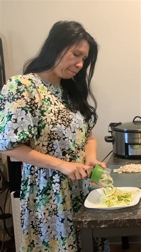 🏡🌱A lady’s Careful Using Spiralizer #asmr