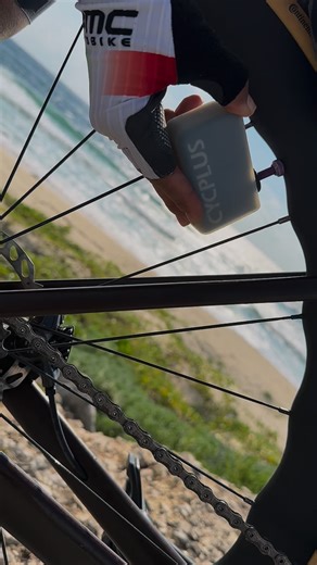 Andrea Ramírez Fregoso on Instagram: "🔋La herramienta esencial para cada rodada ✨ La AS2 PRO de @cycplus_official 😮‍💨 Súper cómoda por su tamaño, además que infla super rápido y lo mejor es que sin esfuerzo.🤪 #fridayfeels #cycling #cyclingtips #electricbomb #cycplus #essencial"