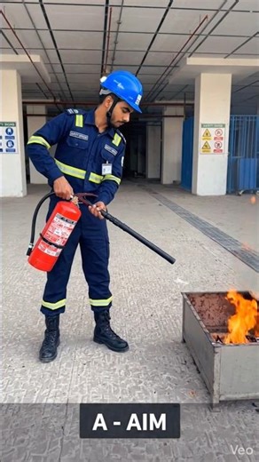 ​"90% log Fire Extinguisher galat chalate hain! 😱🧯 | Seekhiye P.A.S.S. Method" #shorts #fire #skills