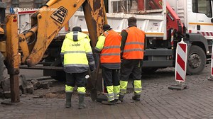 Noslēgusies bruģa epopeja Blaumaņa ielā. Smagā tehnika ir prom, strādnieki savu darbu ir padarījuši, un bruģis salabots!💪 📌Skaties TV24 Svarīgais 3 minūtēs – katru darba dienu pl. 17.00, 19.00, 21.00! | TV24