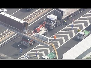 【衝撃】東京外環道で大型トレーラー事故…積み荷の鉄鋼材が崩落し運転手死亡