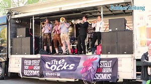 17 Tage nach den tödlichen Polizei-Schüssen auf einen vor einer Bäckerei randalierenden Flüchtling sind am Montagabend bei Demonstrationen der AfD und des Bündnisses „Fulda stellt sich quer“ in Fulda insgesamt 600 Menschen auf die Straße gegangen. Lesen Sie hier mehr (inklusive großer Fotogalerie): https://bit.ly/2r8z6ue | Fuldaer Zeitung