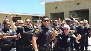 警官が口パクで踊るムービーが3500万回以上も再生される、警察の間で「リップシンクチャレンジ」がブームに