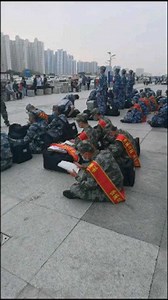 新兵在泰安高铁站待命期间，拿出书籍在学习，未来可期！
