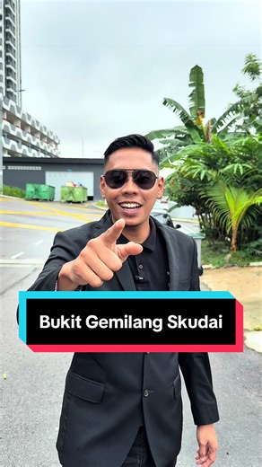 Hujan pun jalan… 🌧️🏡 📍 Taman Bukit Gemilang, Skudai 🏡 Single Storey Terrace 📐 24 x 70 🛏 3 Bilik | 🚿 2 Bilik Air 📄 Freehold | Non Bumi 🧭 Facing Southwest ✨ Fully Renovated ✔ Auto Gate Baru ✔ Full Tiles Plaster Ceiling ✔ Kitchen Table Top ✔ Awning Car Porch Covered 📍 Dekat Mutiara Rini / Tun Aminah / Bukit Indah / Setia Tropika 💰 RM5XXK Kalau ada kawan / family cari rumah pertama area Skudai, boleh share 👍