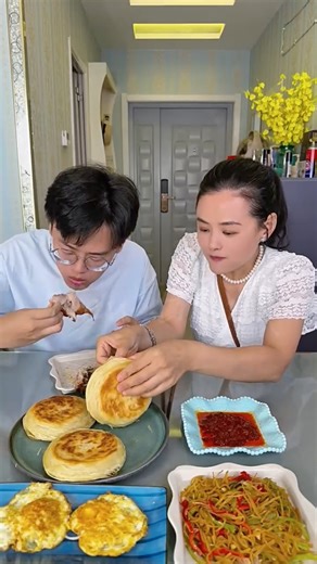 Watch This Couple Try to Eat Without Touching the Table! 🤭🫢#TableFail | New trand