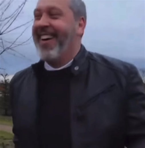 76K views · 625 reactions | Walking to work today ready to hunt down that one annoying Man United ‘fan’ who’s been quiet for months: | Blackandwhitebanter | Facebook