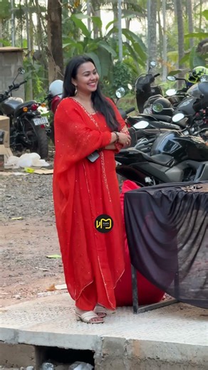 റോഡ് സൈഡിൽ വണ്ടി കാത്തുനിന്ന് ഇൻഫ്ലുവൻസർ | Famous artist | Shorts