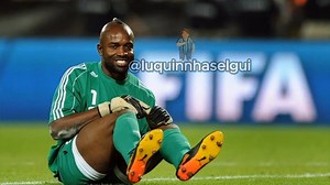 FELIZ MAZEMBE DAY! O dia em que o mundo parou pra assistir o maior fiasco da história 😂 Sim, aquele mesmo… que até hoje dói mais que derrota em Gre-Nal. E pra não deixar a data passar em branco, se liga no recado do Kidiaba Tem dança, tem lembrança e tem aquele sorriso que o torcedor colorado tenta esquecer… mas não consegue 👉 Aperta o play, compartilha com o amigo gremista 👉 E marca aquele colorado que sempre diz: “isso já passou” PASSOU NADA! 💙⚽ | Luquinhas Elgui do Grêmio