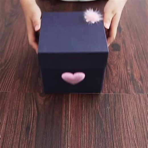 情侶/閨蜜DIY紀念禮物❤️爆炸盒🎁相片菲林 on Instagram‎: "【彩色爆炸盒🌈】 連續5年銷量No.1🏆懶人專用！ 30個機關一早癡好曬！🤩只需貼相就可好以送人啦 真係最強心意禮物🤤 生日、情人節、一週年紀念日送咩好？送爆炸盒最有心思😆 一套材料包有齊你需要嘅所有野，再自己設計成獨一無二嘅爆炸盒，另一半一定冧死😌送俾閨蜜都得架! ✔️爆炸盒 ✔️手提紙袋 ✔️32件DIY工具（包括貼紙、角貼、MT、黑紙專屬筆、雙 面膠紙、乾花） ✔️30個機關 ✔️$0.5曬相服務 普通版：$119 進階版：$169 華麗版：$188 普通版：送10件DIY工具，需要自己摺疊機關、盒子、貼相，冇曬相優惠 進階版：送30件DIY工具，需要自己摺疊機關、盒子、貼相，可享$0.5曬相優惠 豪華版：送50件DIY工具，盒子、機關已經完全摺好，只需貼相及寫上心意字句就可以！更可享$0.5曬相優惠 ❖全店免運費送到全港十八區自取點🚛 ❖網頁新開張！限 時 免 費 成 為 V.I.P 💎 賺 取 購 物 金 🛍 24小時網上自助下單📦 💳 𝗣𝗮𝘆𝗺𝗲 • 𝗙𝗣𝗦