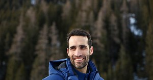 JO 2026 : Martin Fourcade, l’émotion d’une 6e médaille d’or remise seize ans plus tard