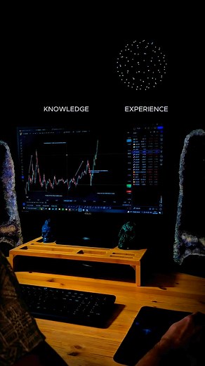 👇 Knowledge and experience are like two sides of the same coin. Knowledge is what you gain from learning, books, courses, and hearing from others. It’s understanding concepts, strategies, and facts. Experience, on the other hand, is what you gain from actually doing something. It’s the lessons you learn by putting that knowledge into practice and dealing with real-life outcomes, which often involve surprises or emotional challenges you didn’t anticipate. When it comes to trading, the difference
