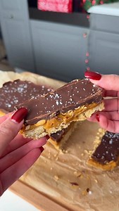 Snickers maison ✨ Cette recette est juste incroyable ! En plus vous allez voir, elle est vraiment super simple à faire, je pense que vous allez adorer 😏 Recette pour environ 7 barres : Pour la pâte : * 200 g de flocons d’avoine * 70 g de beurre de cacahuète * 15g de sirop d’érable * 15 g d’huile d’olive * Sel * 75g d’eau Pour le caramel : * 210 g de beurre de cacahuète * 120g de sirop d’érable * Vanille * Sel Sur le dessus : * Cacahuètes * 200 g de beurre de chocolat noir fondu * Fleur de sel I