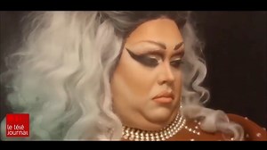 La communauté drag de Québec se retrousse les faux cils et organise un spectacle bénéfice virtuel. Jusqu'à dimanche, il est possible d'assister au « Drag Show Virtuel » dans le confort de votre salon . Un spectacle-bénéfice produit par les drag queens de Québec pour amasser des fonds en cette période de pandémie. | ICI Québec