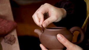 Dating back to the Han Dynasty, Rongchang Pottery is known as one of four famous pottery styles in China. It's renowned for being "as thin as paper, as bright as a mirror, and with a sound like a chime." In 2011, the craftsmanship of Rongchang Pottery was inscribed on the list of national intangible cultural heritage. #chineseintangibleculturalheritage #heritage #Chinesestyle #craftsmanship #amazingChina #Rongchangpottery #Chineseculture | wowourheritage