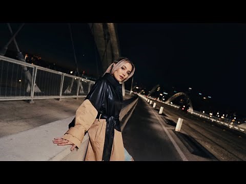 CRYS - Por Ahí Voy [Official Music Video]