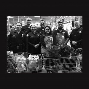 #SantaAnaPD Patrol Officers respond with holiday cheer to uplift a family who was recently impacted by a fatal traffic collision #Station31 #CommunityPolicing #STANDARD #holidayseason 🎄 | Santa Ana Police Department