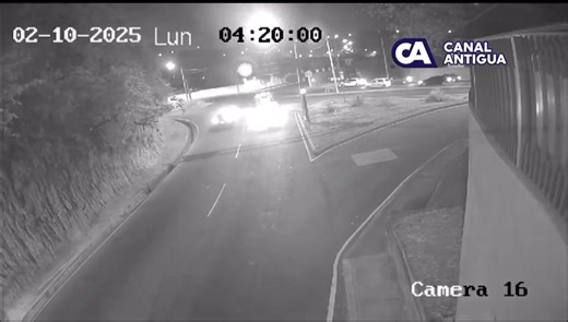 🚨Video muestra cuando bus extraurbano que se accidentó en calzada La Paz pasa semáforo en rojo a gran velocidad; se cree que había perdido el control de los frenos. Vía Canal Antigua | Metro Noticias