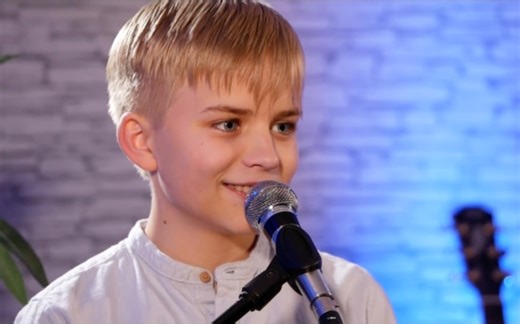 德国少年演唱温暖治愈的德语老歌《别飞得太高，我的小朋友/Flieg' nicht so hoch, mein kleiner Freund》