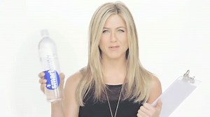 Jennifer Aniston et sa Pub Smartwater