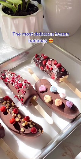 Frozen chocolate covered bananas are such an easy and delicious treat! 😍 #kroger #frozenbanana #chocolate #valentinesday #easyrecipes #snack @browniemischief