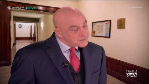 Crozza imita Crosetto a Dubai: vacanze, allarmi di guerra e il mistero dei “baratri”
