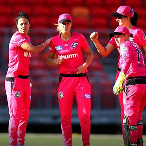 Doesn't get much better than this! 🤯 Ellyse Perry with an ELITE piece of fielding! #WBBL06 | Weber WBBL